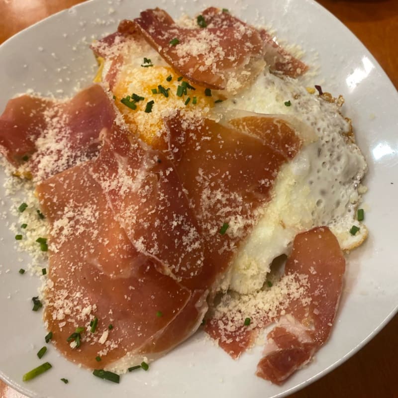 Huevos rotos con jamón y parmesano  - Xorús, Barcelona