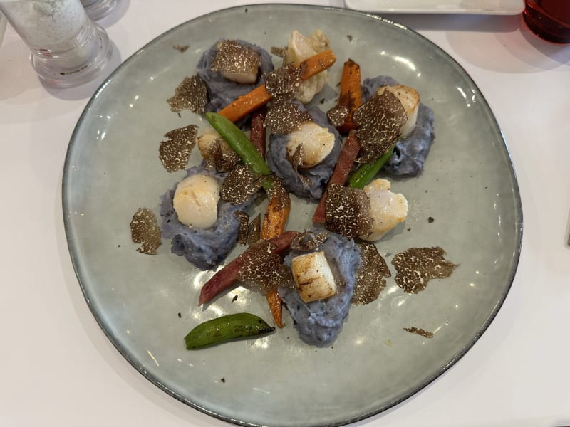 Royale de noix de Saint Jacques poêlées et sa purée de vitelotte aux Truffes (caviar de Truffes : sup 6 €) - Truffes Folies 8ème, Paris