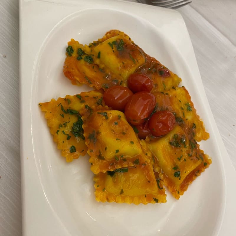 Ravioli fatti a mano, la pasta sottile e compatta che esalta il ripieno (che è ben ripieno)… anche il condimento fantastico: si sente la freschezza degli ingredienti! - Divina Giulia, Fondi