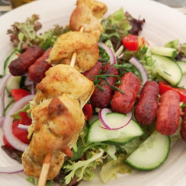 Salade composée brochettes poulet et mini chipolatas - La Table de Vendenheim, Vendenheim