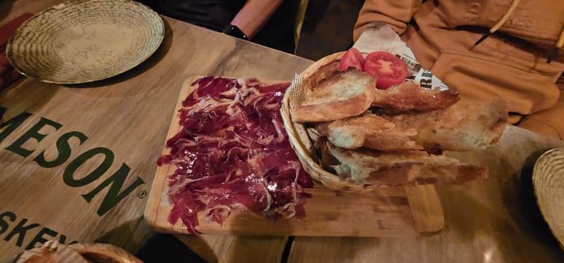 Tabla de paletilla ibérica con pan con tomate - El Jardinet de Gràcia, Barcelona