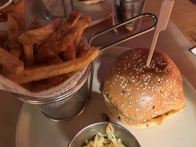 Cheesburger, frites, salade - Base Bar, Lausanne