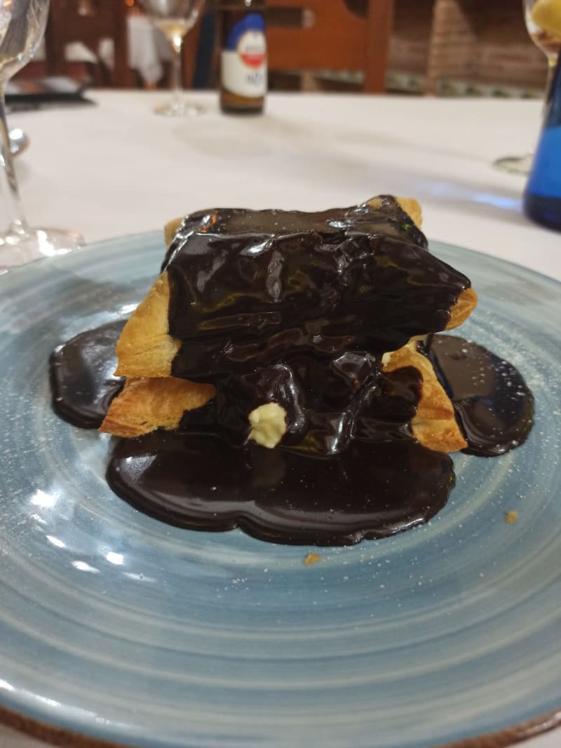 Hojaldre con crema y chocolate - Asador Ilicitano