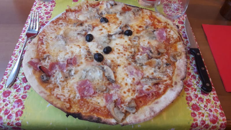 Pizza aux 3 fromages supplément olives, jambon, champignons  - La Charrue