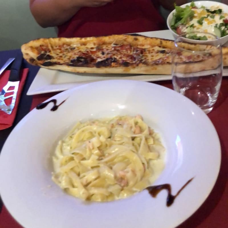 Tagliatelles au saumon , pizza moussaka  - Vesuvio ristorante, Mulhouse