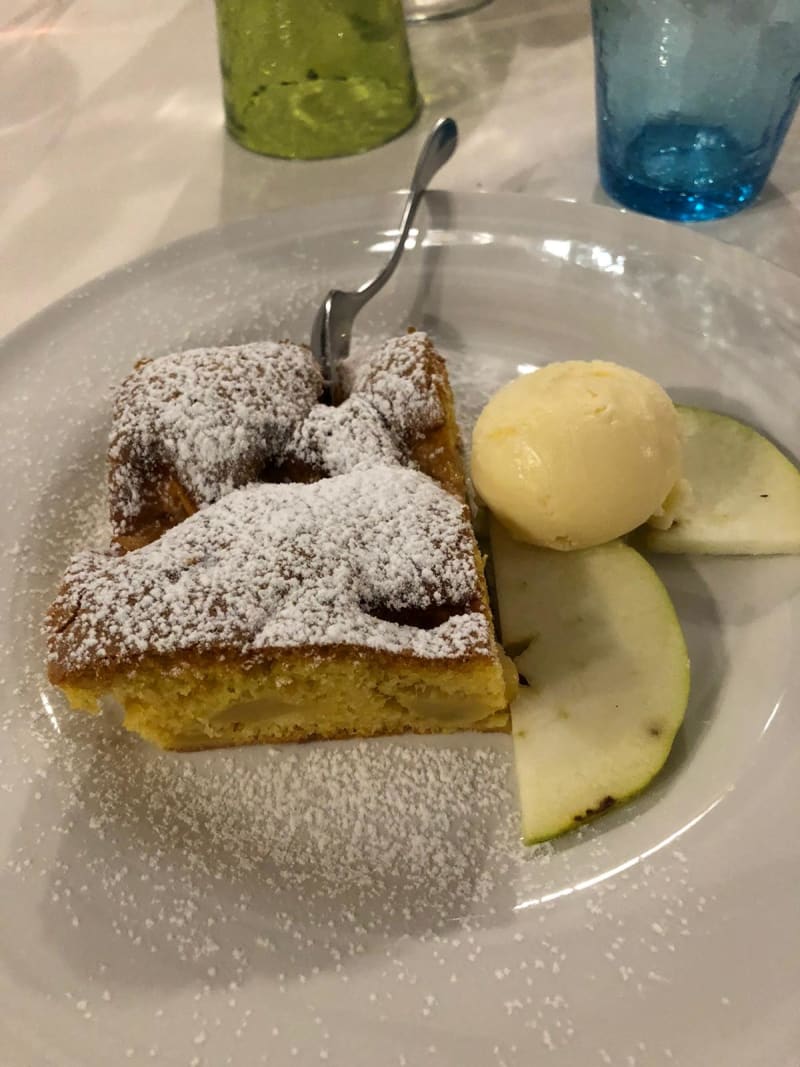 torta di mele con gelato  - Trattoria Da Rinnna