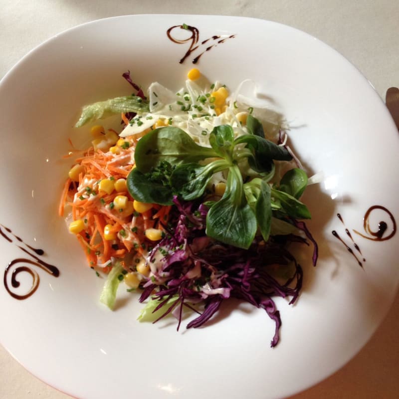 Salade mixte, belle palette de couleurs - Hôtel Restaurant de l'Aigle