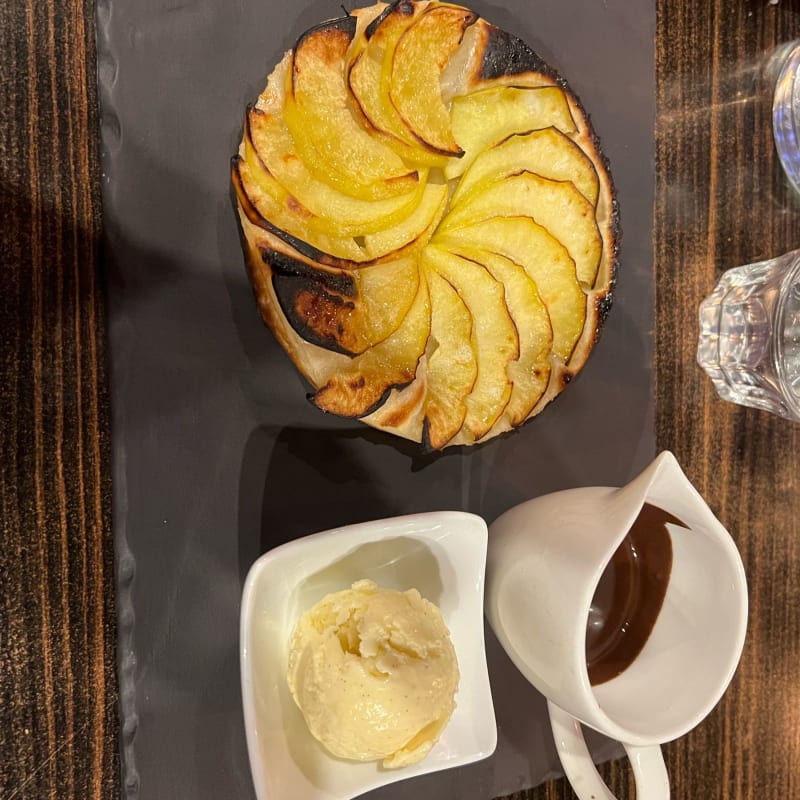 Tarte fine au pommes sauce chocolat avec sa glace vanille  - La Rughetta, Paris