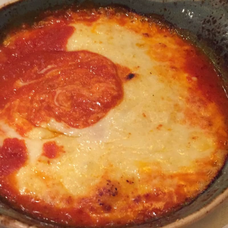 Provolone fundido con tómate, un plato bastante recomendable para los amantes del queso, para mi gusto la salsa de tomate de la casa combina a la perfección con el provolone - La Nicoletta - Zurbano, Madrid