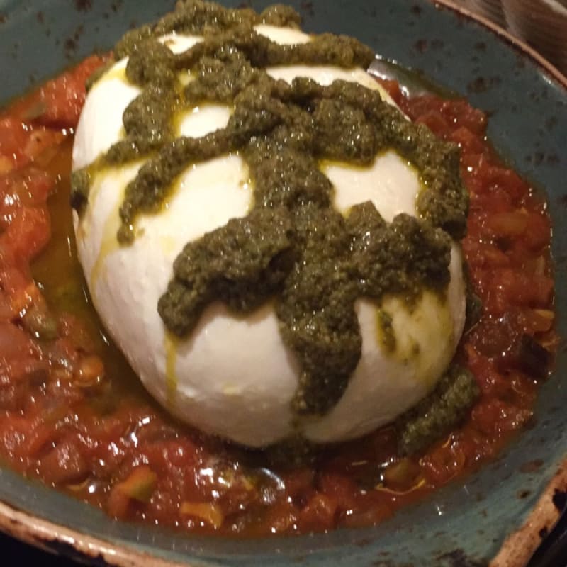 Burrata con tomate y salsa pesto, la combinación del plato no esta nada mal, solo que la burrata la tendrían que servir fría (desde mi gusto) - La Nicoletta - Zurbano, Madrid