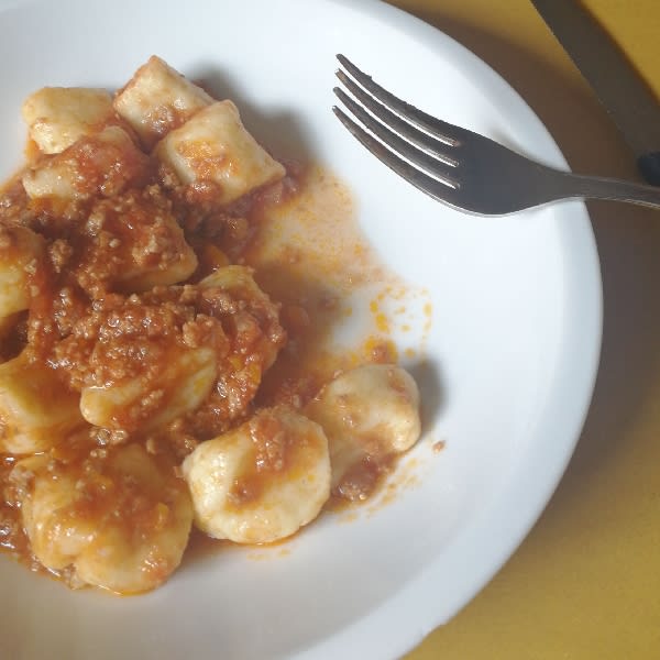 Gnocchi fatti a mano al ragù - Là di Missin