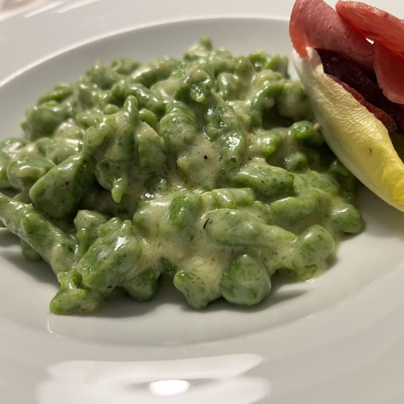 Gnocchi fatti con spinaci e pane e conditi con burro e formaggio bio della val Poschiavo. - Ristorante Albrici