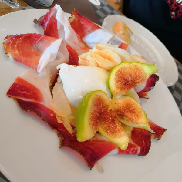 Prosciutto Crudo Senese con burrata e fichi - Autentico - Caffè della Consolazione, Todi