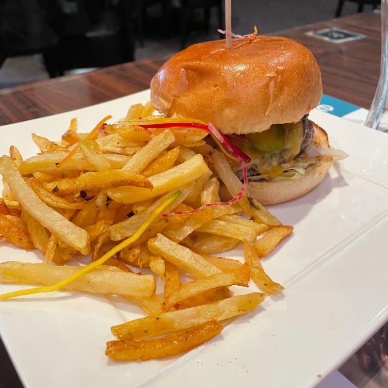 Burger avec frites maison  - L'Improvisé