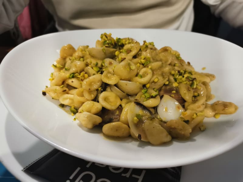 Cavatelli con Vongole , pesto di pistacchio e granella  di pistacchio - Blu Yasmin, Milan