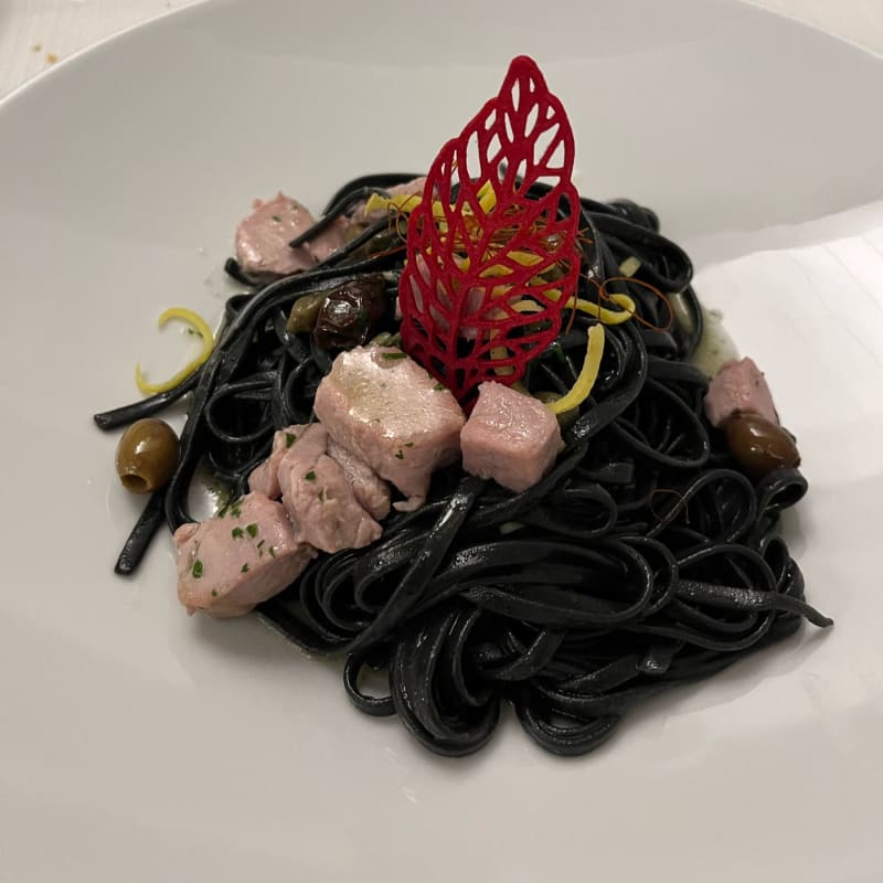 Linguine al nero di seppia con tonno - Lido La Bussola