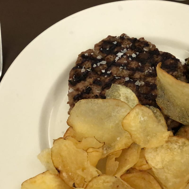 Un secondo semplice: hamburger di scottona saporito, chips di patate calde e zucchine alla poverella....buono! - Osteria Gourmeet, Naples