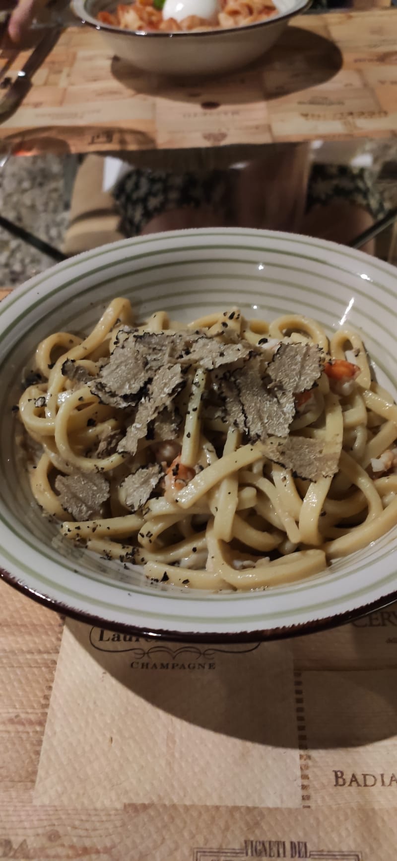 Spaghetti con pesto di basilico con Tartare di gamberi e granella di pistacchio - La Cantiniera, Racale