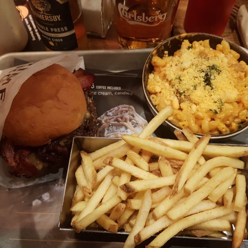 Hamburgare pommes och Mac &cheese - Prime Burger City, Stockholm