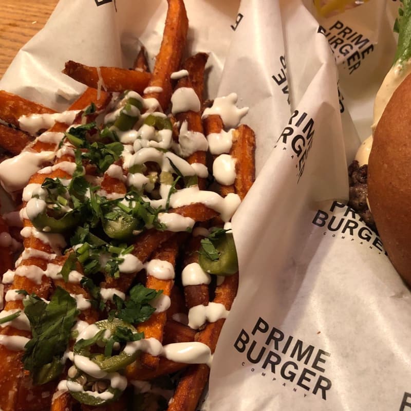 Originalburgare med pommes frites på sötpotatis med jalapeños och parmesan - Prime Burgers & Smokehouse, Stockholm