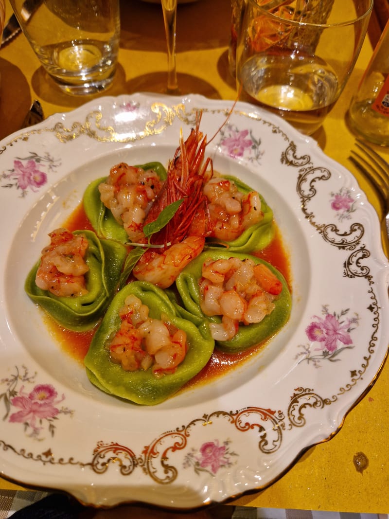 Ravioli fatti in casa ripieni di burrata con tartare di gambero rosso e lime  - Vinando, Rome