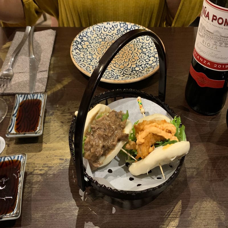 Baos de crujiente de langostino y rabo de toro. - Kanbun Barrio de Salamanca, Madrid