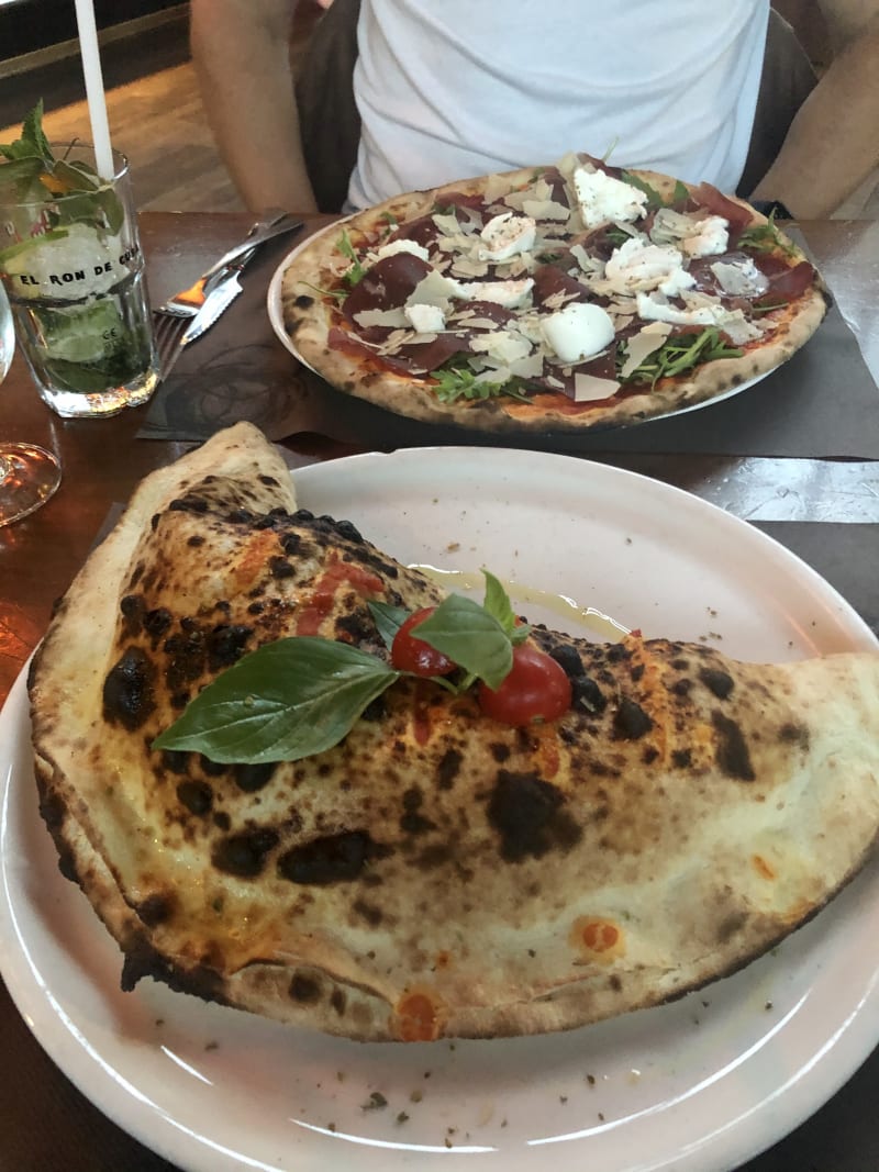 Pizza à l'huile de truffe et Calzone parfaite  - Italian Pub & Restaurant, Geneva