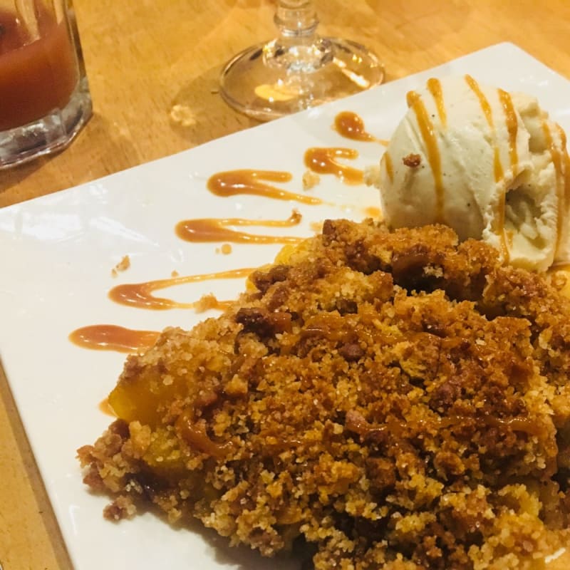 Je pourrais venir dans ce restaurant uniquement pour ce dessert. Crumble excellent. Glace maison je pense car très bonne aussi. Bravo ! - Polette Clichy, Clichy