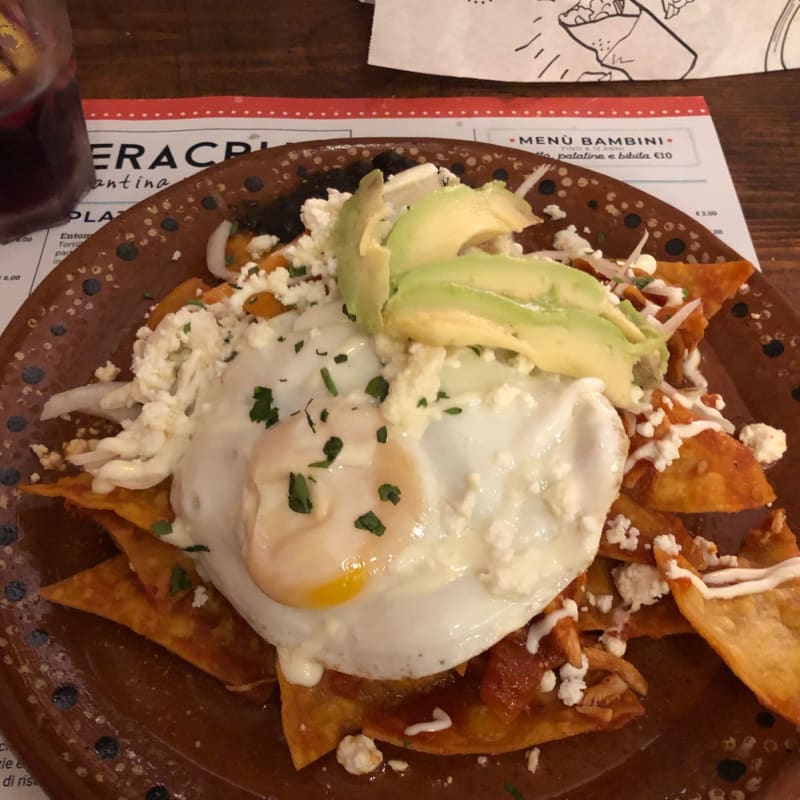 Nacho spadellati con salsa piccante di habanero e pollo sfilacciato,con zupperà di fagioli avocado e formaggio - Veracruz, Genoa