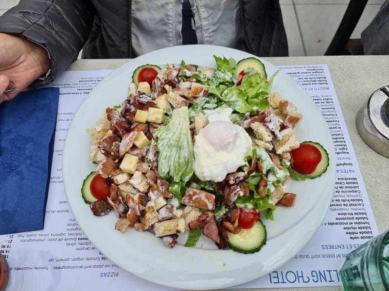 Salade paysanne en plat - Mamma Franca Restaurant by The Bowling Hôtel