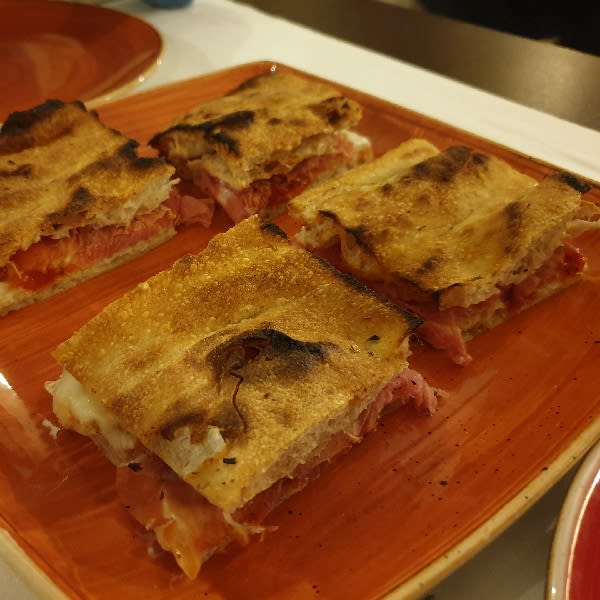 Croccante e buonissimo con crudo,  stracchino di riso, pomodori secchi e taleggio - Il Tavolino, Milan