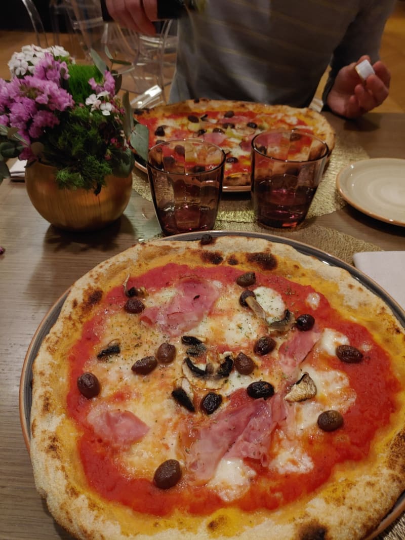 Roses Pizza & More, Milan