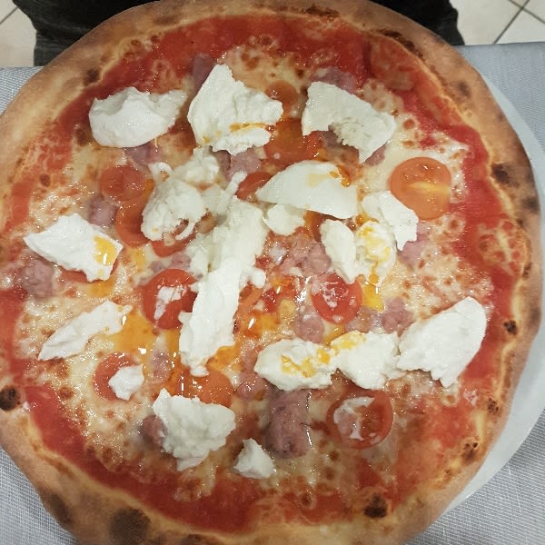 Pizza speciale più salsiccia - Parigi, Parma