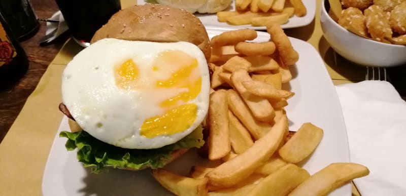 Hamburger con uovo - Hops Pub, Florence