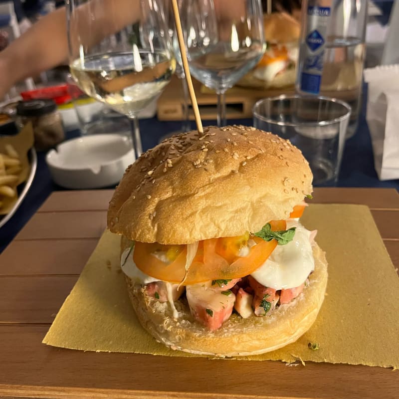 Hamburger di polipo con rucola, pomodoro, mozzarella e pistacchio  - Hosvi, Civitanova Marche