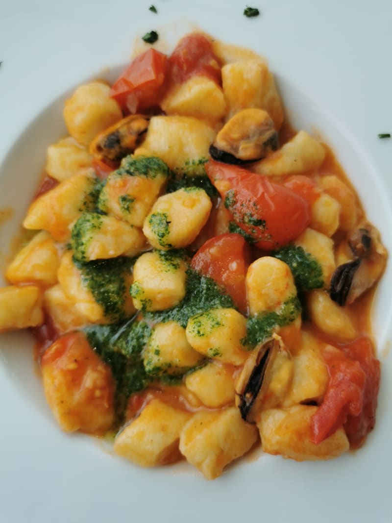 Gnocchi di patate Con pesto di rucola pomodorini e cozze  - Ristorante La Canottieri