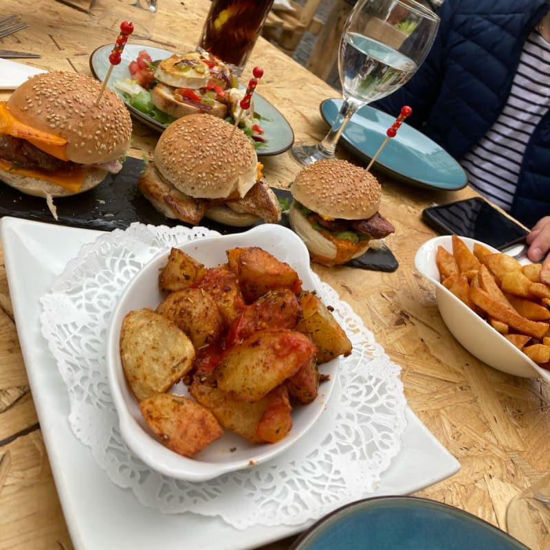 Trop de burger , patatras bravas, frites  - Les Baux de Paris, Paris