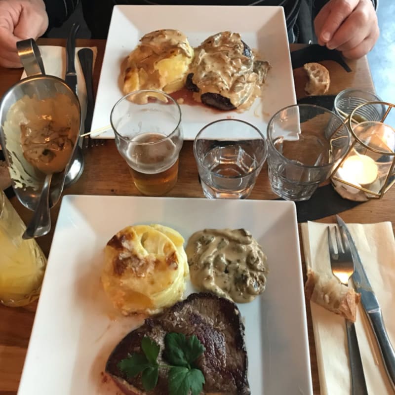 Une viande tendre à souhait, belle pièce  de bœuf et son gratin dauphinois avec petite sauce au cèpes un régale! 10/10 - Les Baux de Paris, Paris