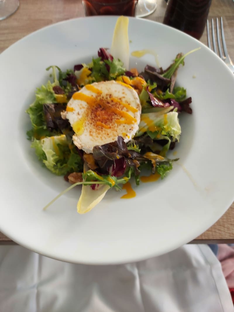 Ensalada con queso de cabra - La Pérgola - Hotel Ibersol Antemare Spa, Sitges