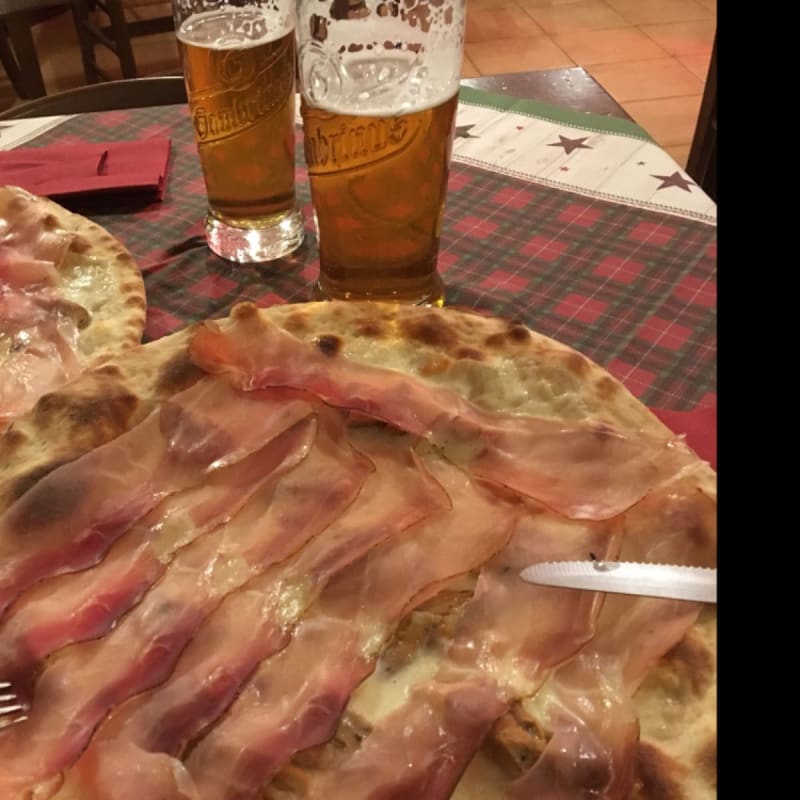 Pizza speck morlaco del grappa porcini , e birra gambrinus non filtrata - La Taverna, Feltre