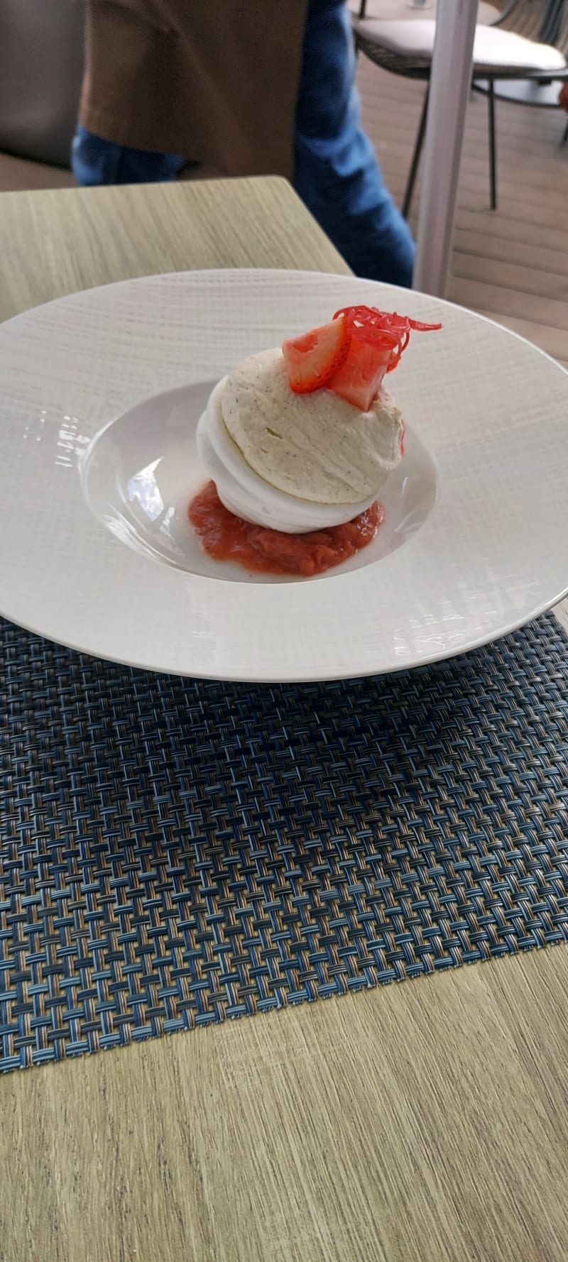 Pavlova fraise rhubarbe - 57° Grill, Lausanne