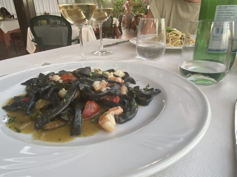 Scialatielli al nero di seppia con gamberi (pâtes fraîches à l'encre de seiche aux crevettes) - Il Fienile, Massa Lubrense