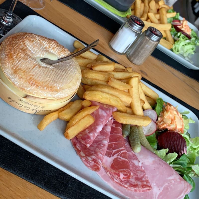 Camembert fondu et sa charcuterie - Face à la Mer, Dunkerque