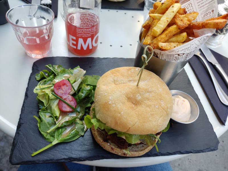 BURGER VEGAN avec son Steak Vegan  - Monsieur Poirot, Paris