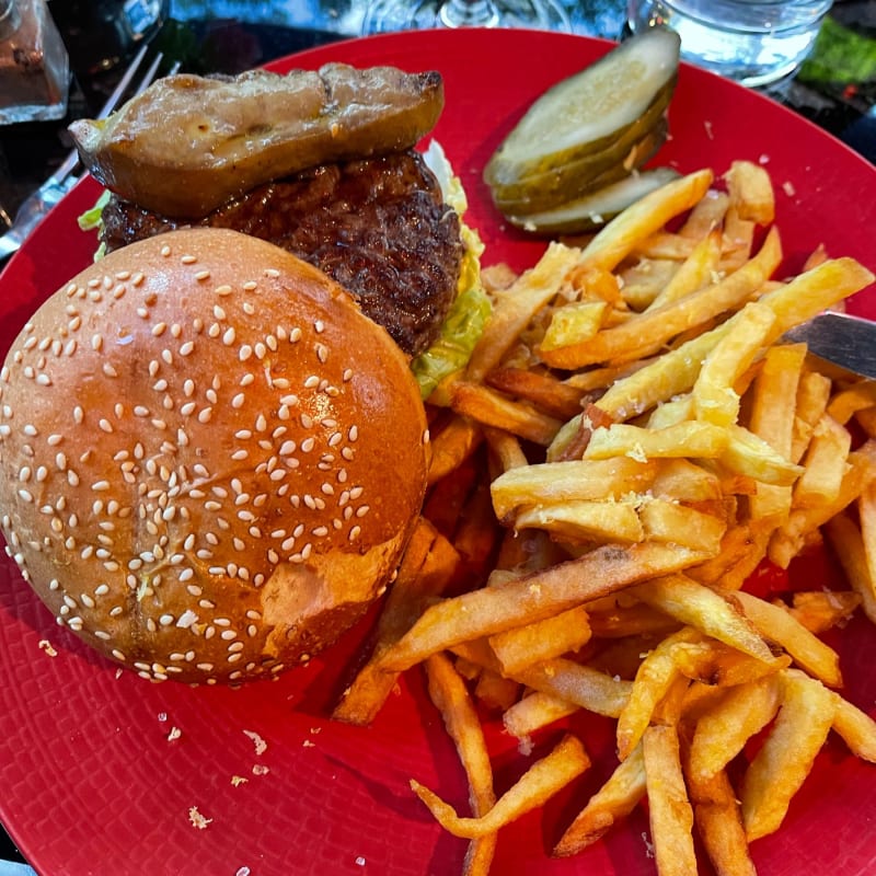 Burger black Angus, buns truffé, foie gras poêlée, frite maison - Miam, Paris