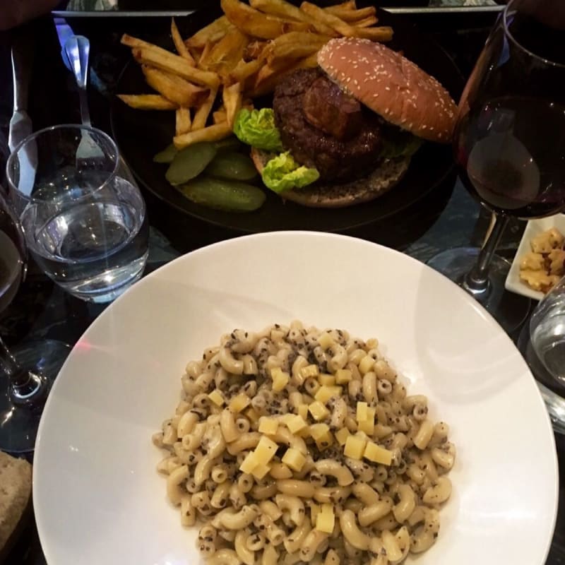 Coquillettes à la truffe et au comté / Burger au foie gras - Miam, Paris