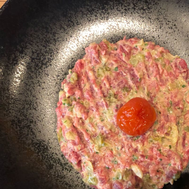 Tartare de bœuf - Le Village Madeleine, Paris