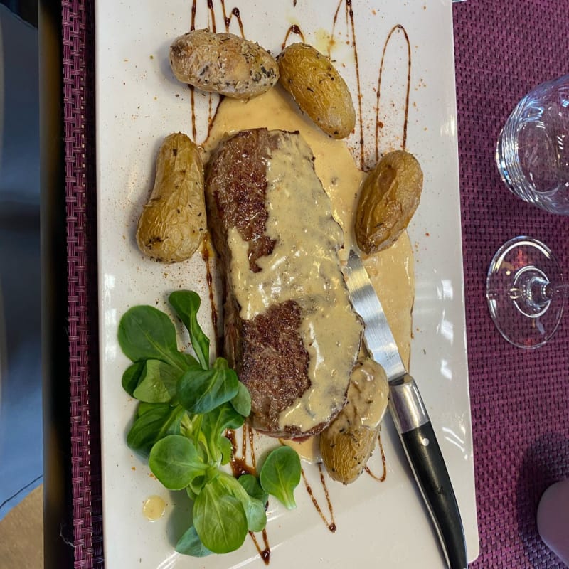 Viande goûteuse et tendre, fond en bouche et grenailles délicieuses  - L'Ibiskus Restaurant