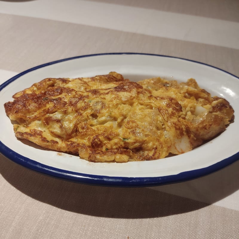 Tortilla de bacalao hecha con huevos de corral .  - Zurito, Pozuelo de Alarcón