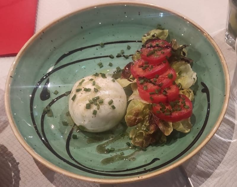 Burratina crèmeuse des Pouilles sur lit de salade et tomates - Le Duo D&S, Paris